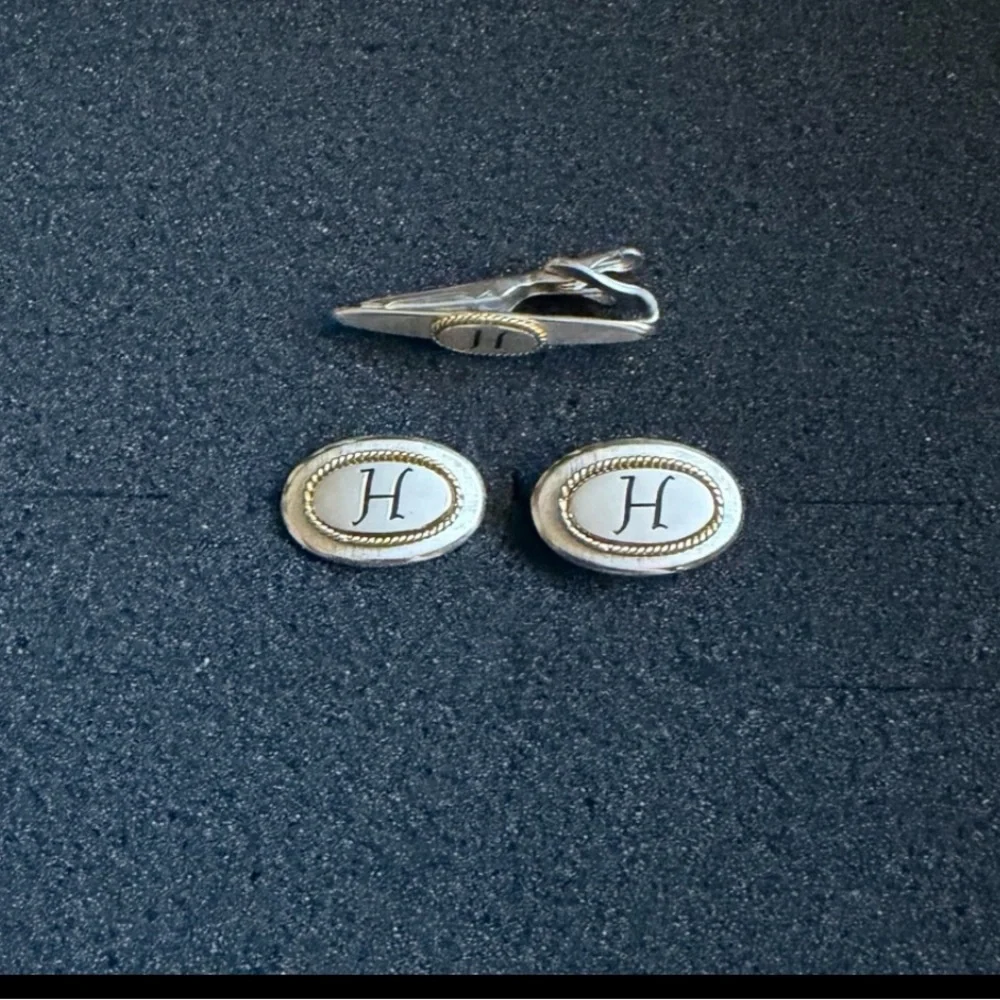 Vintage SWANK Cuff Links and Tie Clip Silvertone And Goldtone Monogram H - Picture 4 of 4